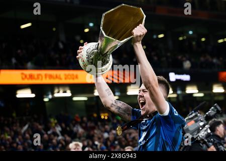 Dublin, Irland. 22. Mai 2024. Emil Holm von Atalanta BC hebt die Trophäe während der Preisverleihung nach dem Finale der UEFA Europa League zwischen Atalanta BC und Bayer 04 Leverkusen. Quelle: Nicolò Campo/Alamy Live News Stockfoto