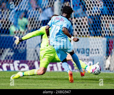 Randers, Dänemark. Mai 2024. Mohammed Fuseini von Randers FC verpasst gegen Vejle Boldklubs Torhüter Igor Vekic im Superliga-Spiel zwischen Randers FC und Vejle Boldklub im Cepheus Park in Randers am Samstag, den 25. Mai 2024. (Foto: Henning Bagger/Ritzau Scanpix) Credit: Ritzau/Alamy Live News Stockfoto