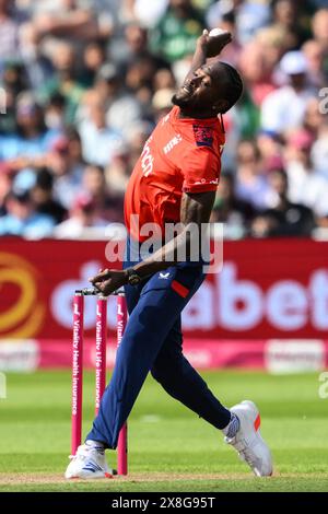 Jofra Archer aus England liefert den Ball während des Spiels der Vitality T20 International Series England gegen Pakistan in Edgbaston, Birmingham, Großbritannien, 25. Mai 2024 (Foto: Craig Thomas/News Images) Stockfoto