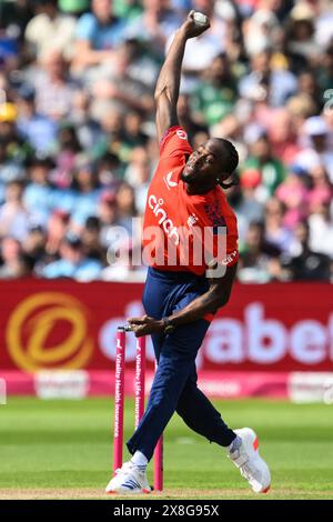 Jofra Archer aus England liefert den Ball während des Spiels der Vitality T20 International Series England gegen Pakistan in Edgbaston, Birmingham, Großbritannien, 25. Mai 2024 (Foto: Craig Thomas/News Images) Stockfoto