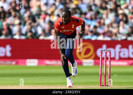 Jofra Archer aus England liefert den Ball während des Spiels der Vitality T20 International Series England gegen Pakistan in Edgbaston, Birmingham, Großbritannien, 25. Mai 2024 (Foto: Craig Thomas/News Images) Stockfoto