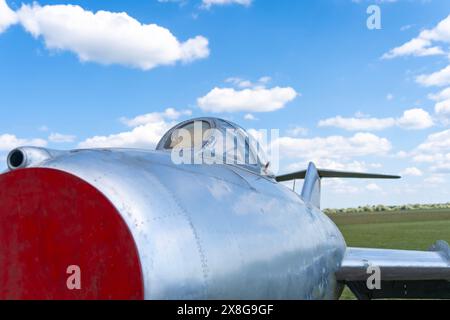 Metallischer alter sowjetischer MIG-15-Jäger mit blauem Himmel im Hintergrund Stockfoto