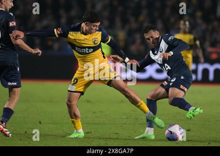 Gosford, Australien. Mai 2024. Miguel France Di Pizio (L) von Central Coast Mariners FC und Nishan Velupillay (R) von Melbourne Victory FC sind beim Start des Grand Finals der Isuzu UTE A-League 2023-24 zwischen den Central Coast Mariners und Melbourne Victory FC im Industree Group Stadium zu sehen. Endstand; Central Coast Mariners FC 3:1 Melbourne Victory FC. Quelle: SOPA Images Limited/Alamy Live News Stockfoto