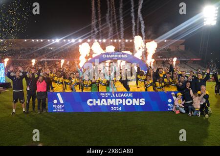 Gosford, Australien. Mai 2024. Das Team der Central Coast Mariners FC feierte ihren Sieg beim Grand Finals-Spiel der Isuzu UTE A-League 2023-24 zwischen den Central Coast Mariners und Melbourne Victory FC im Industree Group Stadium. Endstand; Central Coast Mariners FC 3:1 Melbourne Victory FC. Quelle: SOPA Images Limited/Alamy Live News Stockfoto