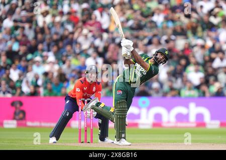 Der Pakistans Fakhar Zaman schlägt sechs Mal, beobachtet vom englischen Wicket-Keeper Jos Buttler, während des zweiten IT20-Spiels in Edgbaston, Birmingham. Bilddatum: Samstag, 25. Mai 2024. Stockfoto
