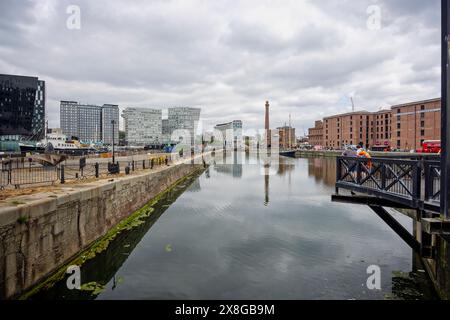 Die Pump House Bar und die Schornstein- und Ufergebäude aus den Royal Albert Docks, Liverpool, Merseyside, Großbritannien am 20. Mai 2024 Stockfoto