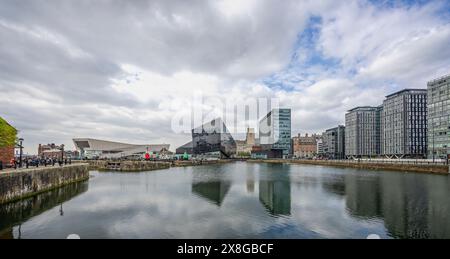 Blick über das Wasser von den Royal Albert Docks of Mann Island Buildings und dem Museum of Liverpool an der Uferpromenade, Liverpool, Merseyside, Großbritannien auf 20 Stockfoto