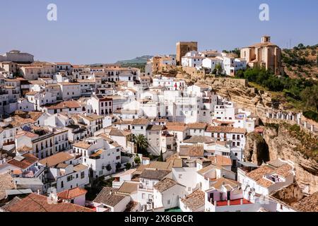 Blick auf die Skyline der einzigartigen Pueblos blanco von Setenil de las Bodegas, Spanien. Die Bewohner des kleinen Dorfes Setenil leben seit dem neolithikum in Höhlenhäusern. Stockfoto