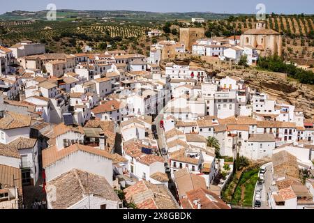 Blick auf die Skyline der einzigartigen Pueblos blanco von Setenil de las Bodegas, Spanien. Die Bewohner des kleinen Dorfes Setenil leben seit dem neolithikum in Höhlenhäusern. Stockfoto