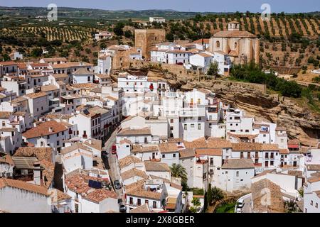 Blick auf die Skyline der einzigartigen Pueblos blanco von Setenil de las Bodegas, Spanien. Die Bewohner des kleinen Dorfes Setenil leben seit dem neolithikum in Höhlenhäusern. Stockfoto