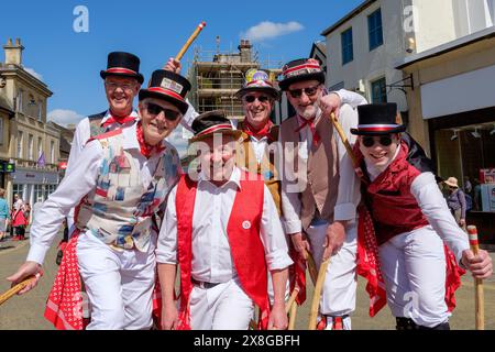 Chippenham, Wiltshire, Großbritannien, 25. Mai 2024. Mitglieder der Tinners Morris aus Devon posieren für ein Foto am Eröffnungstag des Chippenham Folk Festivals 2024. Quelle: Luchpics/Alamy Live News Stockfoto