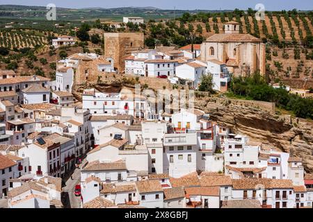 Blick auf die Skyline der einzigartigen Pueblos blanco von Setenil de las Bodegas, Spanien. Die Bewohner des kleinen Dorfes Setenil leben seit dem neolithikum in Höhlenhäusern. Stockfoto