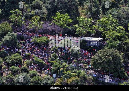 Monte Carlo, Monaco. Mai 2024. Rennatmosphäre – Fans auf dem Hügel. Formel-1-Weltmeisterschaft, Rd 8, großer Preis von Monaco, Samstag, 25. Mai 2024. Monte Carlo, Monaco. Quelle: James Moy/Alamy Live News Stockfoto
