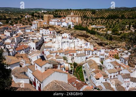 Blick auf die Skyline der einzigartigen Pueblos blanco von Setenil de las Bodegas, Spanien. Die Bewohner des kleinen Dorfes Setenil leben seit dem neolithikum in Höhlenhäusern. Stockfoto