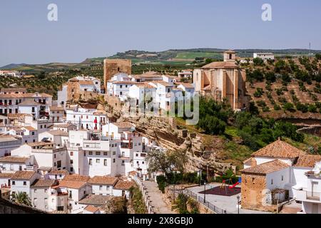 Blick auf die Skyline der einzigartigen Pueblos blanco von Setenil de las Bodegas, Spanien. Die Bewohner des kleinen Dorfes Setenil leben seit dem neolithikum in Höhlenhäusern. Stockfoto