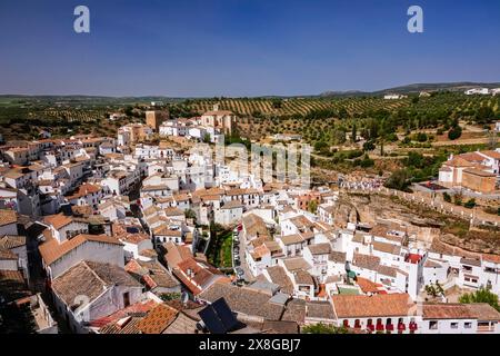 Blick auf die Skyline der einzigartigen Pueblos blanco von Setenil de las Bodegas, Spanien. Die Bewohner des kleinen Dorfes Setenil leben seit dem neolithikum in Höhlenhäusern. Stockfoto