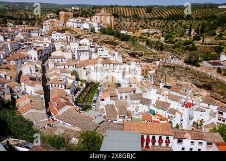 Blick auf die Skyline der einzigartigen Pueblos blanco von Setenil de las Bodegas, Spanien. Die Bewohner des kleinen Dorfes Setenil leben seit dem neolithikum in Höhlenhäusern. Stockfoto