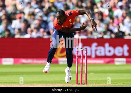 Birmingham, Großbritannien. Mai 2024. Jofra Archer aus England liefert den Ball während des Spiels der Vitality T20 International Series England gegen Pakistan in Edgbaston, Birmingham, Großbritannien, am 25. Mai 2024 (Foto: Craig Thomas/News Images) in Birmingham, Großbritannien am 25. Mai 2024. (Foto: Craig Thomas/News Images/SIPA USA) Credit: SIPA USA/Alamy Live News Stockfoto