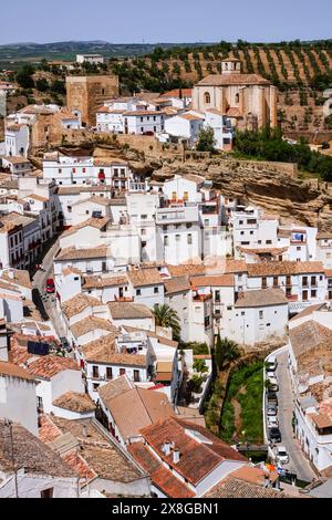 Blick auf die Skyline der einzigartigen Pueblos blanco von Setenil de las Bodegas, Spanien. Die Bewohner des kleinen Dorfes Setenil leben seit dem neolithikum in Höhlenhäusern. Stockfoto