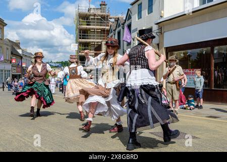 Chippenham, Wiltshire, Großbritannien, 25. Mai 2024. Mitglieder des Steampunk Morris aus Kent werden während des Eröffnungstages des Chippenham Folk Festivals 2024 auf dem Bild gezeigt, wie sie die Menge unterhalten. Quelle: Lynchpics/Alamy Live News Stockfoto