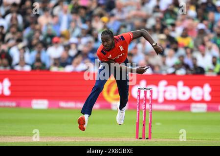 Jofra Archer aus England liefert den Ball während des Spiels der Vitality T20 International Series England gegen Pakistan in Edgbaston, Birmingham, Großbritannien, 25. Mai 2024 (Foto: Craig Thomas/News Images) Stockfoto