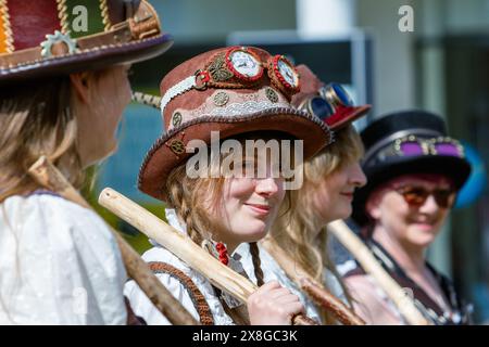 Chippenham, Wiltshire, Großbritannien, 25. Mai 2024. Mitglieder des Steampunk Morris aus Kent werden während des Eröffnungstages des Chippenham Folk Festivals 2024 auf dem Bild gezeigt, wie sie die Menge unterhalten. Quelle: Lynchpics/Alamy Live News Stockfoto