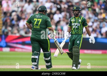 Birmingham, Großbritannien. Mai 2024. Azam Khan aus Pakistan und Fakhar Zaman aus Pakistan berühren Fledermäuse, nachdem sie beim Spiel England gegen Pakistan in Edgbaston, Birmingham, Vereinigtes Königreich, am 25. Mai 2024 in Birmingham, Vereinigtes Königreich (Foto: Craig Thomas/News Images), Großbritannien, am 25. Mai 2024 in Birmingham, Vereinigtes Königreich, eine Vierergruppe geschlagen hatten. (Foto: Craig Thomas/News Images/SIPA USA) Credit: SIPA USA/Alamy Live News Stockfoto