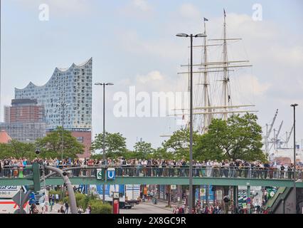 Hamburg, Deutschland. Mai 2024. Auf der Fußgängerbrücke bei den Landungsbrücken stehen Menschen während des 26. Hamburger Schlagerzuges. Hunderttausende von Offenbarern wurden wieder erwartet. Quelle: Georg Wendt/dpa/Alamy Live News Stockfoto