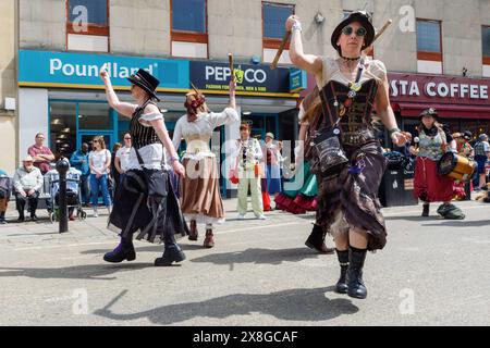 Chippenham, Wiltshire, Großbritannien, 25. Mai 2024. Mitglieder des Steampunk Morris aus Kent werden während des Eröffnungstages des Chippenham Folk Festivals 2024 auf dem Bild gezeigt, wie sie die Menge unterhalten. Quelle: Lynchpics/Alamy Live News Stockfoto