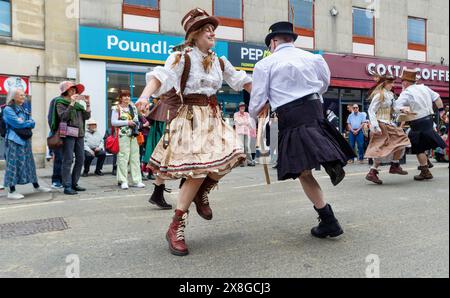 Chippenham, Wiltshire, Großbritannien, 25. Mai 2024. Mitglieder des Steampunk Morris aus Kent werden während des Eröffnungstages des Chippenham Folk Festivals 2024 auf dem Bild gezeigt, wie sie die Menge unterhalten. Quelle: Lynchpics/Alamy Live News Stockfoto