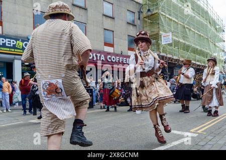 Chippenham, Wiltshire, Großbritannien, 25. Mai 2024. Mitglieder des Steampunk Morris aus Kent werden während des Eröffnungstages des Chippenham Folk Festivals 2024 auf dem Bild gezeigt, wie sie die Menge unterhalten. Quelle: Lynchpics/Alamy Live News Stockfoto