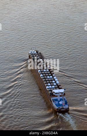 Luftaufnahme auf dem Binnenschiff am Rhein, Düsseldorf Stockfoto