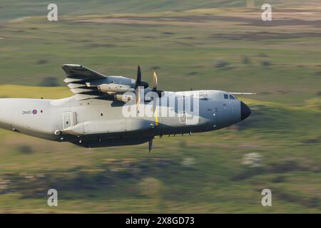 RAF A400M bei einem Training auf niedrigem Niveau im Wye Valley Stockfoto