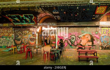 London Leake Street der Graffiti Tunnel Passyunk Avenue American Dive Bar im farbenfrohen dunklen Tunnel Stockfoto