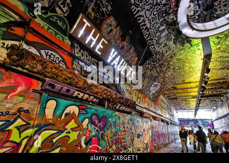 London Leake Street der Graffiti-Tunnel die Gewölbe lebendige Bilder im farbenfrohen dunklen Tunnel Stockfoto