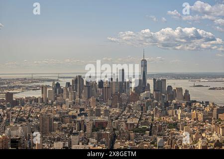 New York, NY, USA - 2. August 2023: Skyline des Finanzviertels und darüber hinaus vom Empire State Building aus gesehen unter blauer Wolkenlandschaft. Urbaner Dschungel Upfro Stockfoto