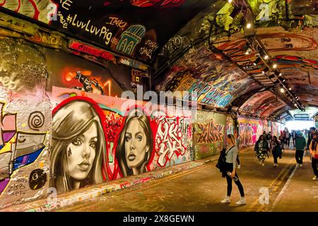 London Leake Street The Graffiti Tunnel Besucher sehen die lebendigen Bilder im farbenfrohen dunklen Tunnel Stockfoto