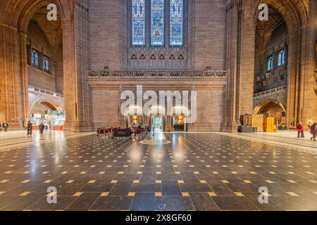Das Welsford Bistro unter großen Buntglasfenstern in der Liverpool Cathedral, Liverpool, Merseyside, Großbritannien am 22. Mai 2024 Stockfoto