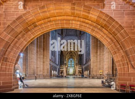 Bogenförmiger Blick auf den zentralen Raum und das Hauptschiff und die Buntglasfenster der Liverpool Cathedral, Liverpool, Merseyside, Großbritannien am 22. Mai 2024 Stockfoto