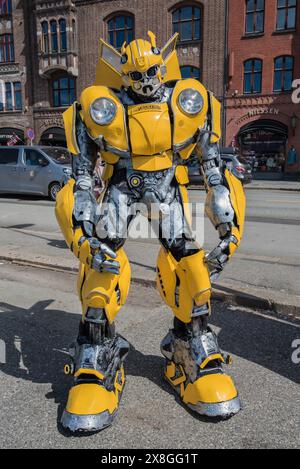 Ein riesiger Transformator Hummel in Bergen Norwegen in der Nähe der Bryggen (Teil der Feierlichkeiten zum Nationalfeiertag). Stockfoto