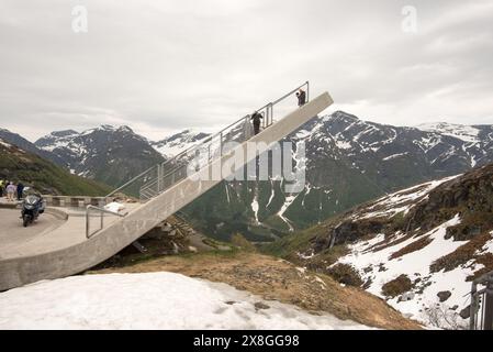 Der Aussichtspunkt am Gaularfjellet ist einer der Orte, die eine schöne Aussicht auf die Landschaft entlang der Straße bieten. Stockfoto