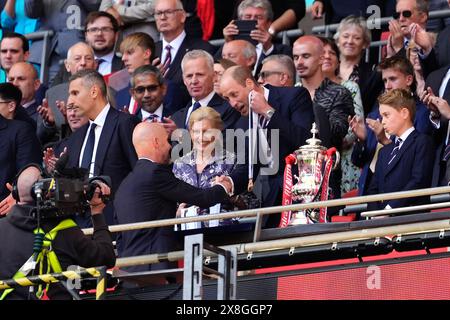 Manchester United-Trainer Erik Ten Hag (links) schüttelt dem Prince of Wales die Hand, nachdem er das Finale des Emirates FA Cup im Wembley Stadium in London gewonnen hat. Bilddatum: Samstag, 25. Mai 2024. Stockfoto