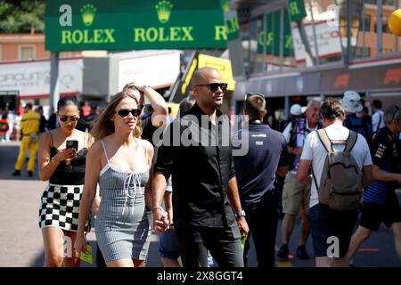 Monaco, Frankreich. Mai 2024. © PHOTOPQR/NICE MATIN/Dylan Meiffret ; Monaco ; 25/05/2024 ; People dans les stand avant les Qualifications de Formule 1 du 81e Grand Prix de Monaco. ICI: Tony Parker et sa femme Agathe Teyssier Monaco GP Mai 2024 Credit: MAXPPP/Alamy Live News Stockfoto