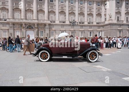 Madrid, Spanien. Mai 2024. Oldtimer- und Antiquitätensitzungen in Madrid, die am 25. Mai 2024 auf der Plaza de Oriente des Königspalastes von Madrid stattfinden, Spanien Credit: SIPA USA/Alamy Live News Stockfoto