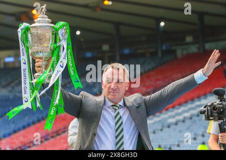 Glasgow, Großbritannien. Mai 2024. Celtic gewann den Scottish Cup im Hampden Park in Glasgow, Schottland, Großbritannien, nachdem Adam Idah in 90 Minuten für Celtic geschossen hatte. Callum McGregor, Kapitän der Celtic, und Brendan Rodgers, Manager der Celtic, nahmen den Cup an. Quelle: Findlay/Alamy Live News Stockfoto