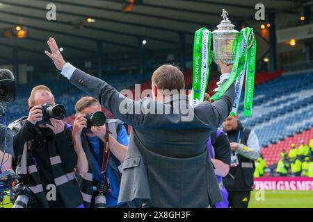 Glasgow, Großbritannien. Mai 2024. Celtic gewann den Scottish Cup im Hampden Park in Glasgow, Schottland, Großbritannien, nachdem Adam Idah in 90 Minuten für Celtic geschossen hatte. Callum McGregor, Kapitän der Celtic, und Brendan Rodgers, Manager der Celtic, nahmen den Cup an. Quelle: Findlay/Alamy Live News Stockfoto