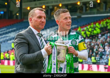 Glasgow, Großbritannien. Mai 2024. Celtic gewann den Scottish Cup im Hampden Park in Glasgow, Schottland, Großbritannien, nachdem Adam Idah in 90 Minuten für Celtic geschossen hatte. Callum McGregor, Kapitän der Celtic, und Brendan Rodgers, Manager der Celtic, nahmen den Cup an. Quelle: Findlay/Alamy Live News Stockfoto