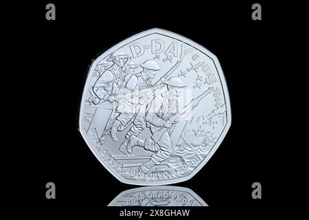 2024 50p Münze zum 80. Jahrestag der Landung des D-Day vom 6. Juni 1944. Auf der Vorderseite ist König Karl III. Dargestellt Stockfoto