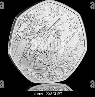 2024 50p Münze zum 80. Jahrestag der Landung des D-Day vom 6. Juni 1944. Auf der Vorderseite ist König Karl III. Dargestellt Stockfoto