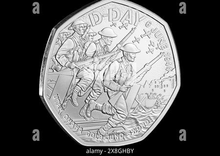 2024 50p Münze zum 80. Jahrestag der Landung des D-Day vom 6. Juni 1944. Auf der Vorderseite ist König Karl III. Dargestellt Stockfoto